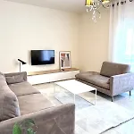 Art Vacation For 7 Guests In Center Daire *