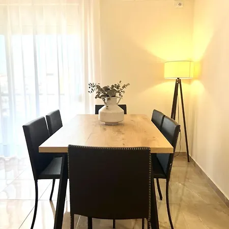 Art Vacation For 7 Guests In Center *