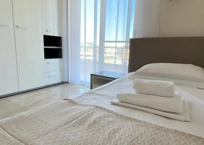 Art Vacation For 7 Guests In Center Apartment Durres