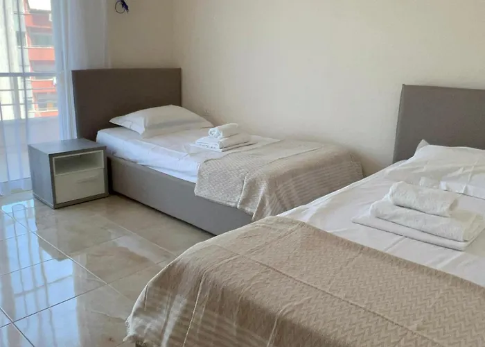 Art Vacation For 7 Guests In Center Durres