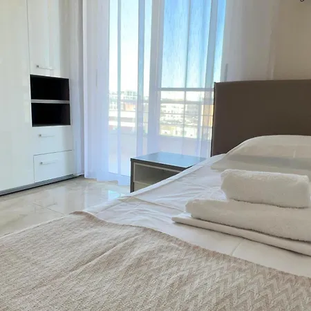 Art Vacation For 7 Guests In Center Apartmán Durrës