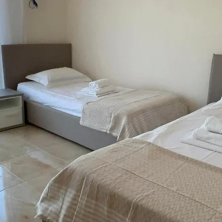 Art Vacation For 7 Guests In Center Durrës