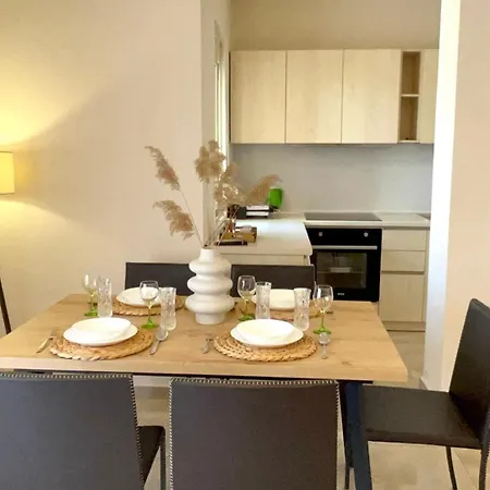 Art Vacation For 7 Guests In Center Apartmán *