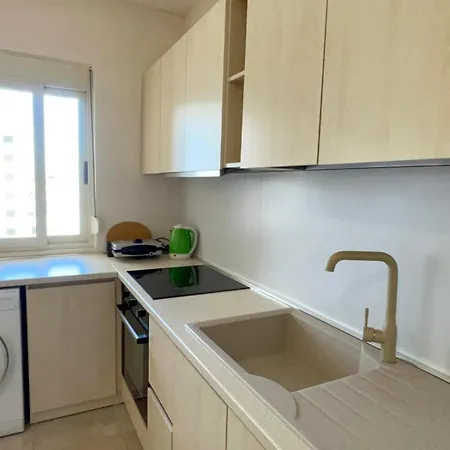 Art Vacation For 7 Guests In Center Durrës