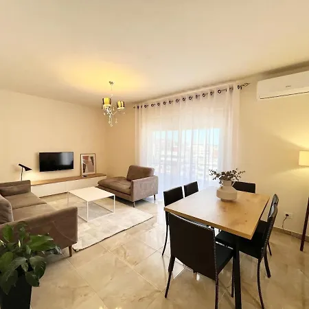 Art Vacation For 7 Guests In Center Apartmán Durrës