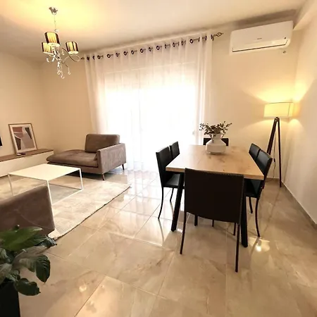 Art Vacation For 7 Guests In Center * Durrës