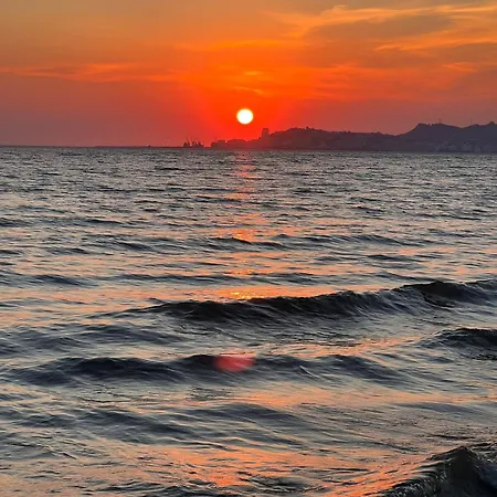 Art Vacation For 7 Guests In Center * Durrës