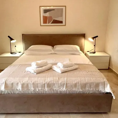 Art Vacation For 7 Guests In Center *