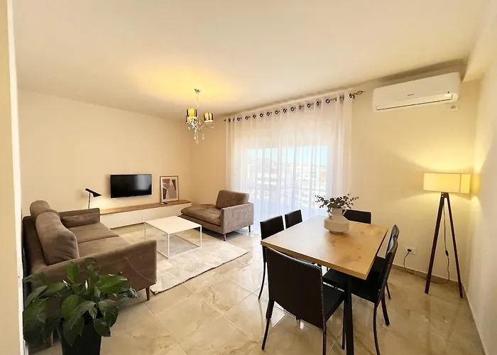 Art Vacation For 7 Guests In Center Appartamento Durrës