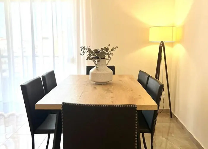 Art Vacation For 7 Guests In Center *